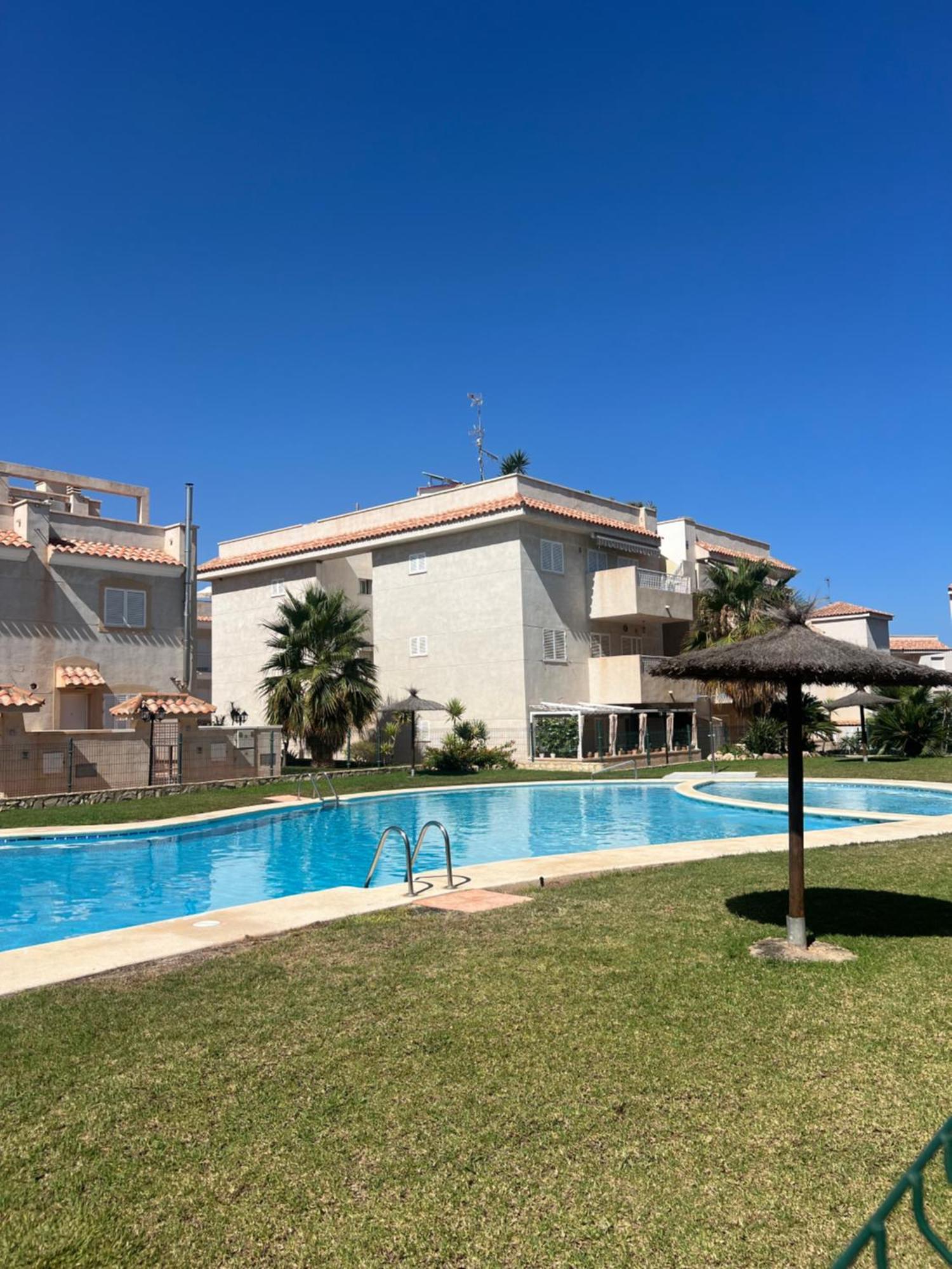 Piso Con Ac, Piscina Y Pista De Padel Y Tenis En * Aguilas