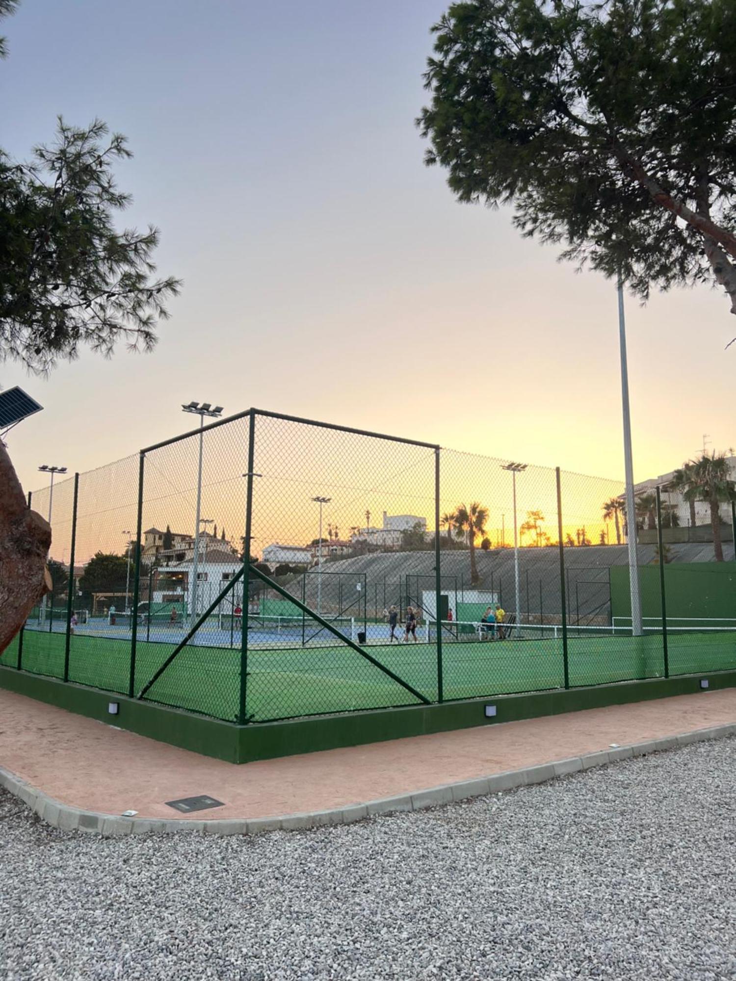 Piso Con Ac, Piscina Y Pista De Padel Y Tenis En Aguilas